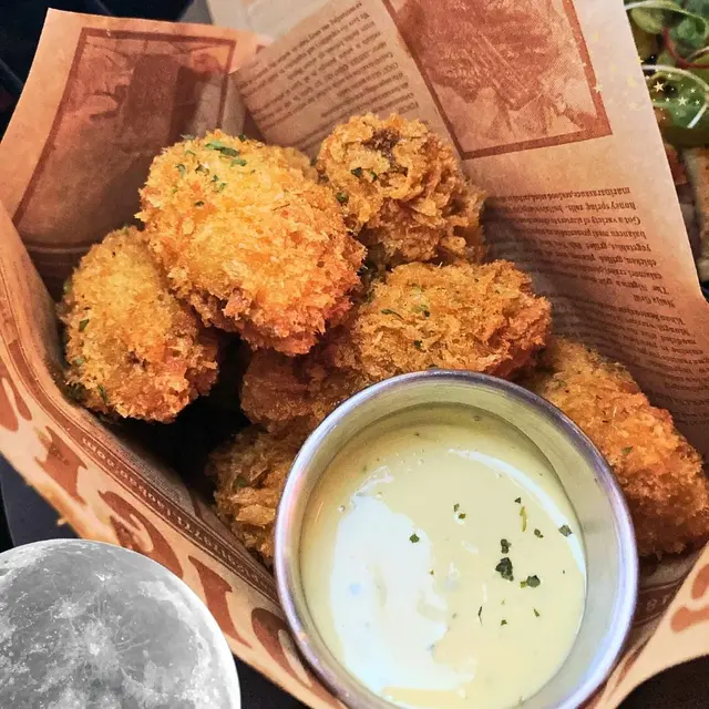 我哋放左一陣先食，一食落仲係熱辣辣！個皮唔厚粉之餘，裡面嘅蠔肉仲好多汁添！份量比我想像中多，性價比都幾高😍