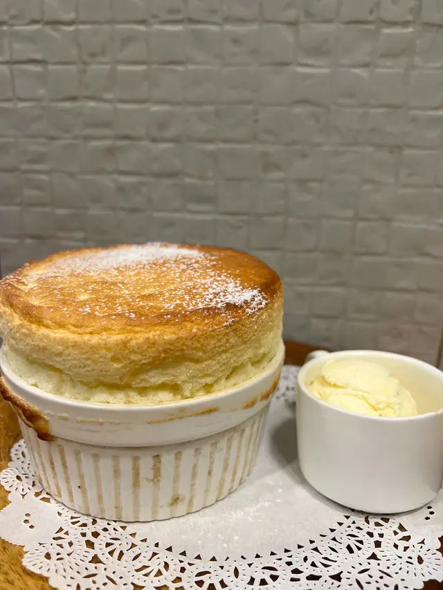 北海道牛奶梳乎厘(原味)伴雲尼拿雪糕