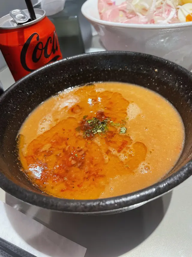 一樣都係有半隻溏心蛋、三塊慢煮叉燒、紫菜，少少檸檬🍜笑死我，👦🏻當日太餓，+$10再加多個麵底，真係多到笑出嚟🤣