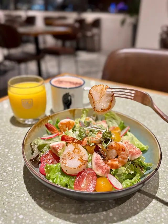 燒虎蝦帶子田圜沙律配檸檬油醋汁