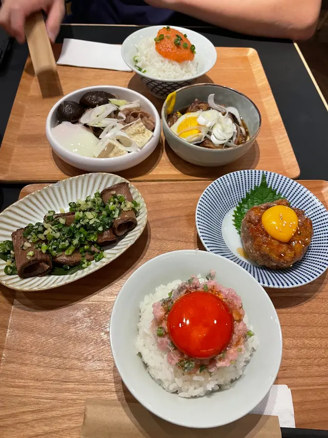 雞團子外邊煎到焦香,每啖都蘸碟上甜甜地嘅醬,再配一啖飯。要雞肉煎得外脆內嫩相當困難,呢度就$48食到… 太好食! 所以每次都會encore 再encore