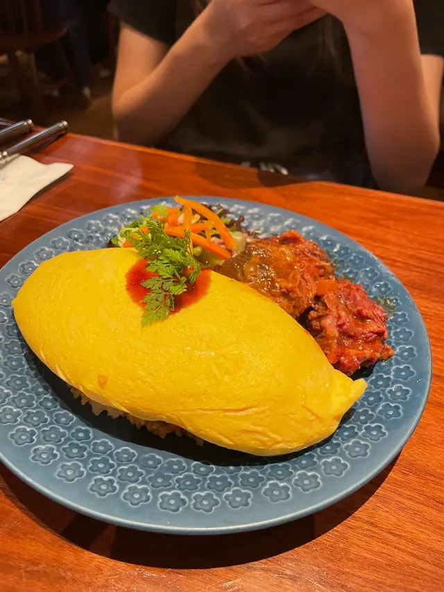 第一個上菜的是日式紅酒燉牛面肉蛋包飯，係佢地既招牌蛋包飯! 每一個店員都好細心，會等你影曬相，ready好佢先會小心翼翼用心咁切開半熟蛋 <3 蛋係流心半熟既，店員切完會再淋上秘製醬汁，打卡一流! 色香味俱全，蛋十分之滑，而牛肉都燉得好淋又入味，牛肉肉質都高質，份量又大份，一啖珍珠米加流心蛋又加牛肉，滿足