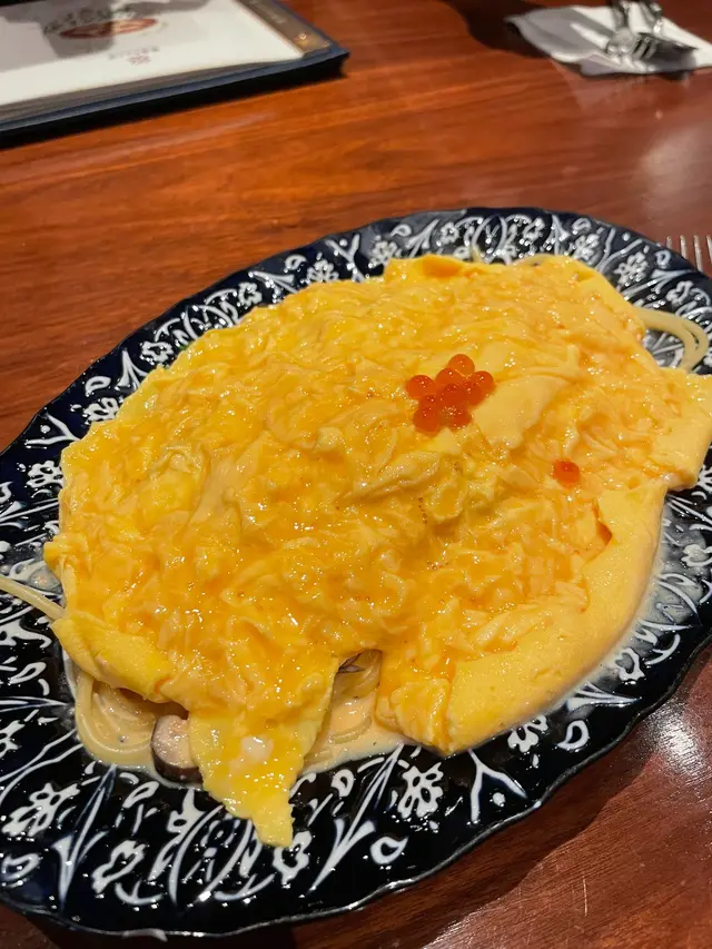 另一個招牌是明太子蛋包意粉，平常都係食蛋包飯為主，蛋包意粉真係第一次。同蛋包飯一樣，蛋非常出色，滑嫩。而明太子同白汁一齊煮成呢道菜既意粉汁，明太子白汁中有蟹籽，而醬汁都大量咁掛係每條意粉上。每一啖加入嫩滑雞蛋，增加口感，但整碟沒有其他配菜(肉/海鮮)，是比較沉悶。整體都唔錯，但相比下，蛋包飯更出色。