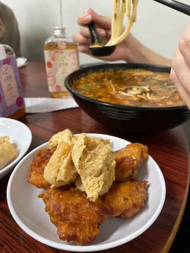 呢個小食就比較特別，其他米線店都未必有! 所以我地都試一試佢!原來係反轉個豆卜，再釀上蝦膠(屋企都可以試下咁整)，都好得意新鮮。但係豆卜炸到有D太硬，單單咁食佢會太吉口，浸一半落湯底，就perfect。同埋蝦膠偏少，但味道一流，所以都係可ENCORE!