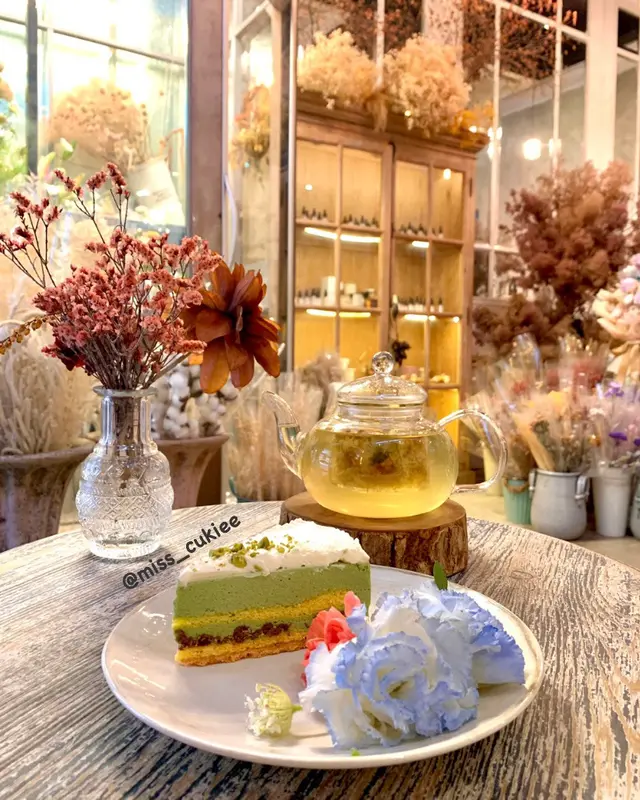 開心果慕斯蛋糕和桂花雪梨茶