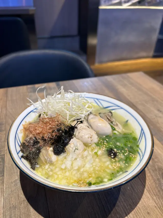 湯頭濃郁,帶有海鮮嘅鮮味和豬骨湯嘅香氣,廣島蠔成5隻咁多,每隻都肥美多汁🤤十分推薦