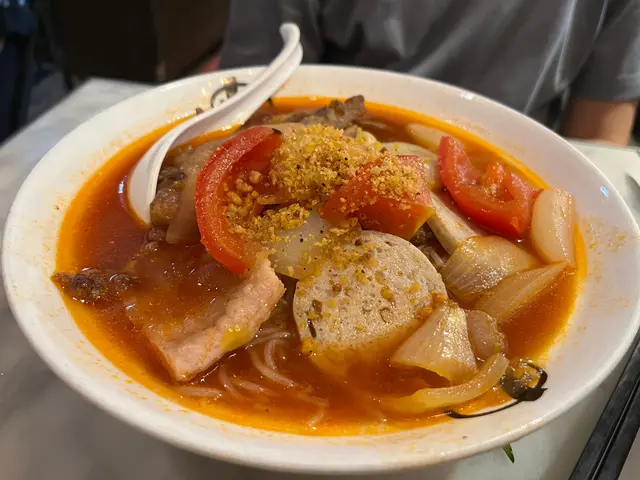 胡志明市紅蕃茄四寶湯檬粉