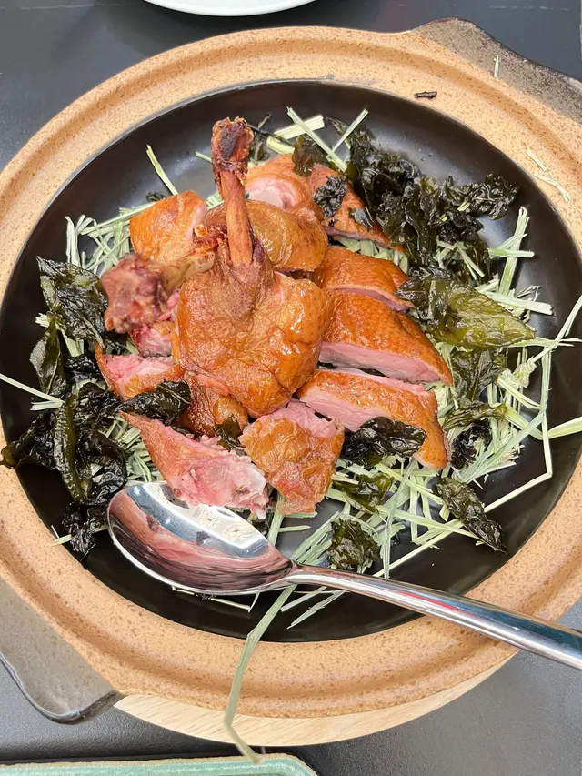 打開透明蓋後，馬上能看到煙慢慢滲出，並且能聞到樟茶的香氣撲鼻！