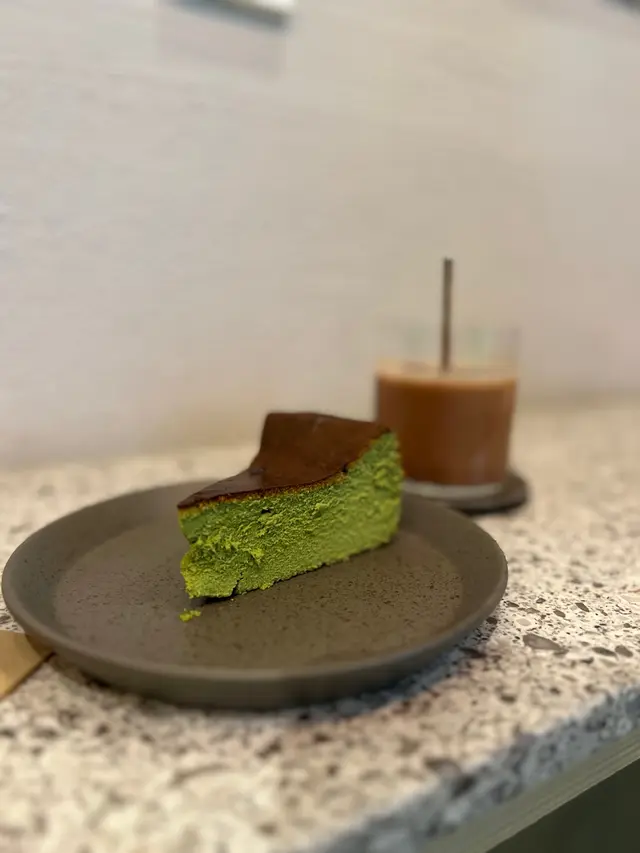 Match Basque Burnt Cheesecake $50
他們的巴斯克乳酪蛋糕偏紮實的 卻又不會過於硬要用力咬的那種
而且有點微黏 不會粉粉 散成一遍 抹茶🍵味存在 卻不會過於苦澀
和乳酪蛋糕混合的剛好 兩者味道都有 不過兩者又不會搶風頭要成為主角
握手🤝共同存在一般 而烤焦的那層微苦 和主體合起來 就OK 了～