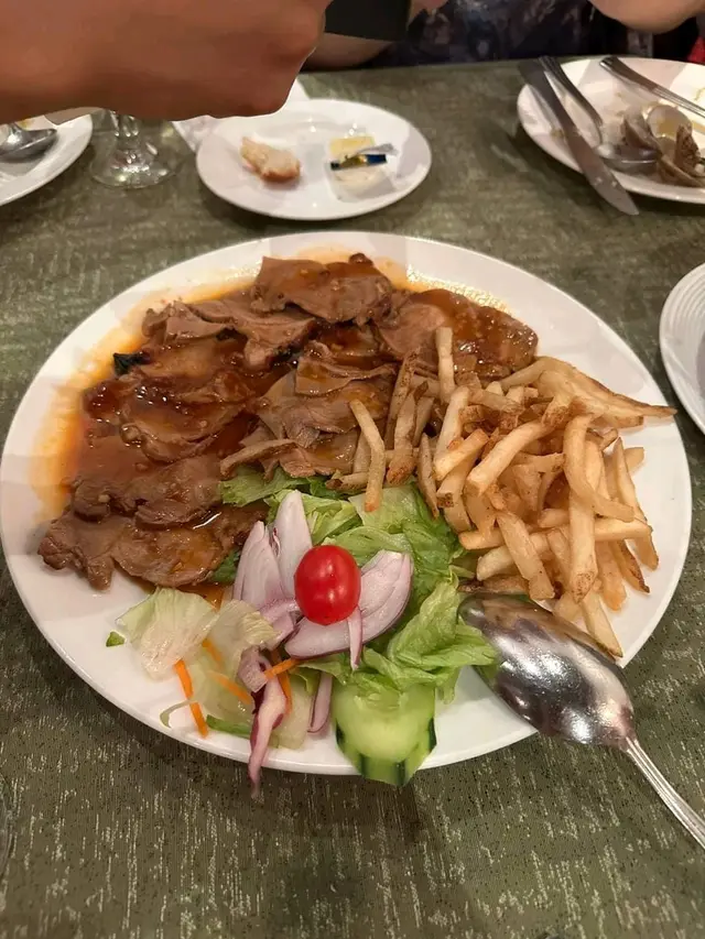 燒牛仔肉配薯菜