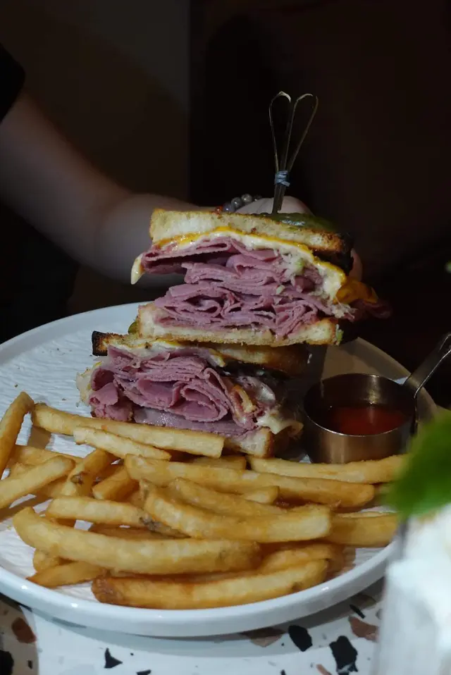 經典魯賓三文治配薯條