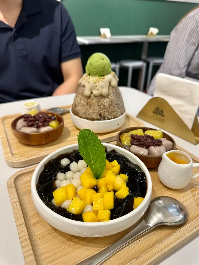 圓仔芒果嫩仙草盛盤