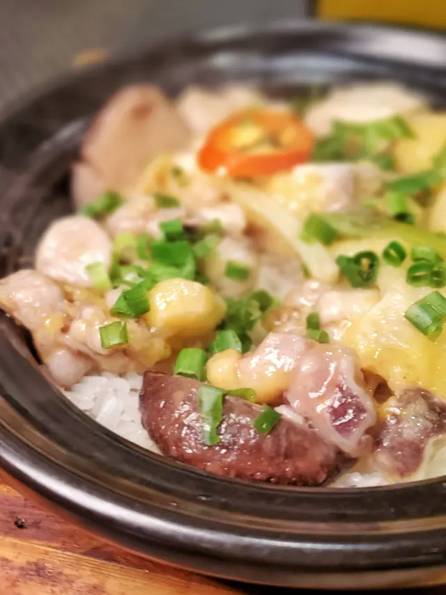 北菇滑雞煲仔飯