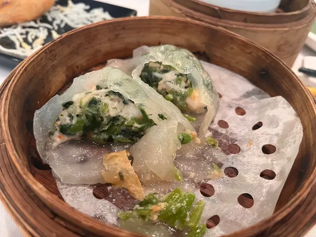 呢個菜苖餃上枱都已經爛爛地,一夾就變成咁,見倒都唔開胃
