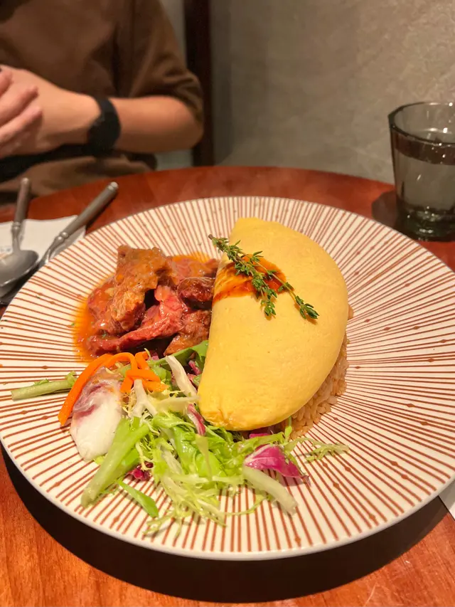 日式紅酒燉牛面肉蛋包飯