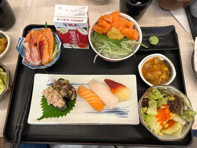 一份迷你丼有埋刺身、沙律做前菜，仲要好多件刺身，意想不到呢!!套餐包一包汽水、火炙/生冷壽司🍣