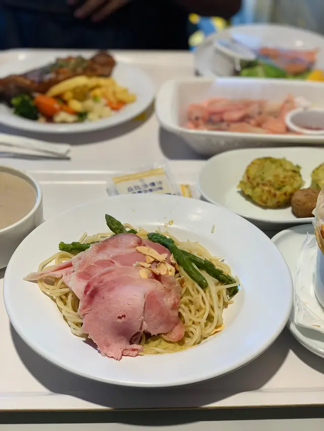 蜜糖火腿蘆筍意粉配蒜香忌廉汁