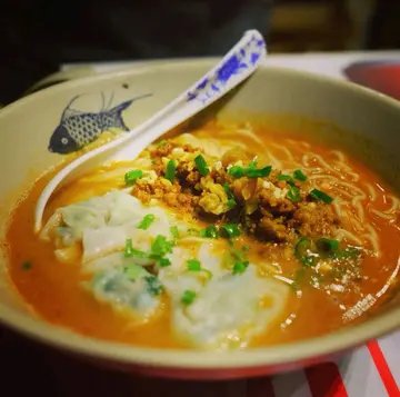 菜肉雲吞擔擔麵