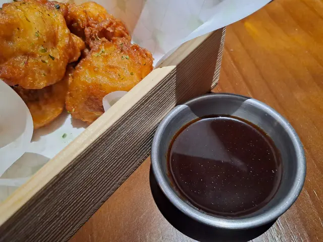 炸雞 (配上甜辣醬)