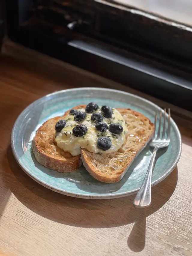  Ricotta on toast is just a dream! The Ricotta cheese was so FLUFFY which tasted like eating icecream, with the drizzle of honey and the blueberries as the natural sweeteners. The cheese spread tasted super duper delicious. U gotta try this! I would 
