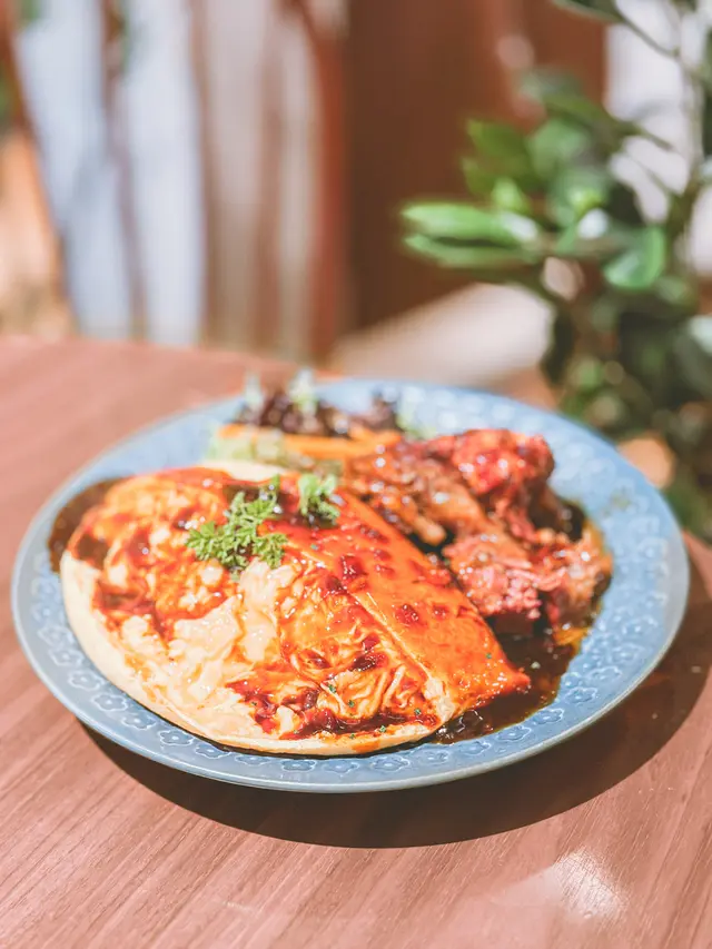 日式紅酒燉牛面肉蛋包飯