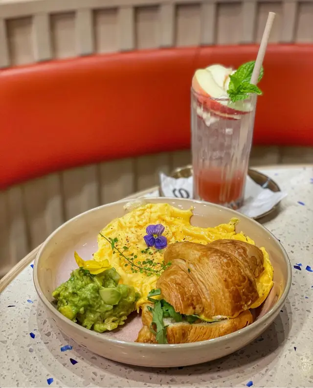 炒蛋牛角包配牛油果醬