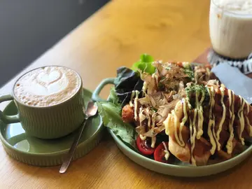 大阪燒香酥雞扒配牛角包窩夫