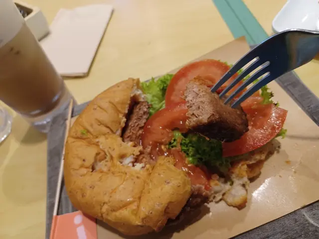 個素漢堡好似係真牛肉。食落好多肉汁。