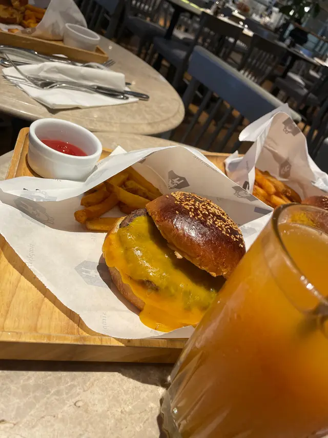 牛油果蓉牛肉漢堡伴香辣薯條