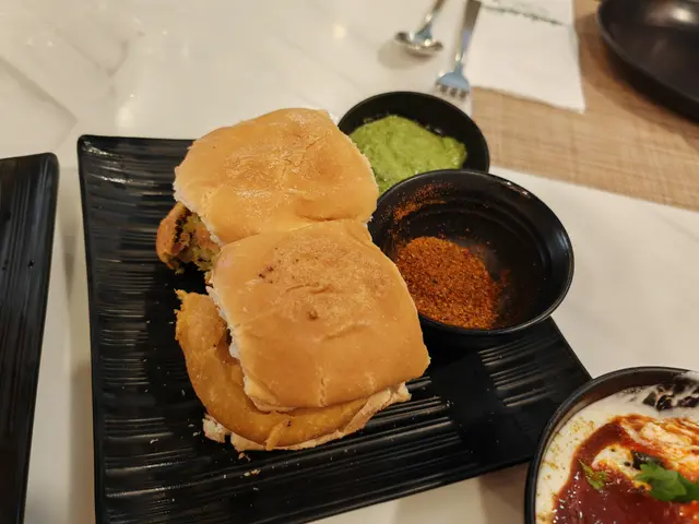 炸咖喱薯仔球夾麵包