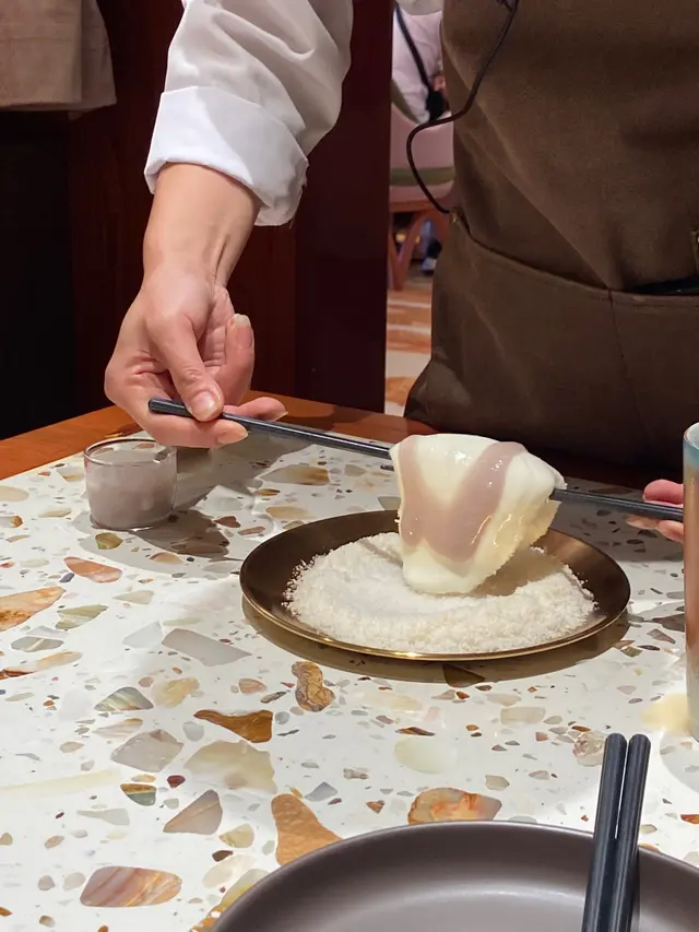 呢個甜品都好好味口感Q滑，可以撈好多椰絲好香