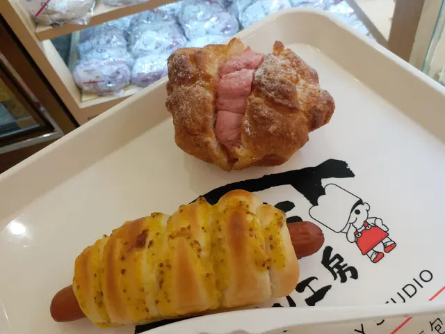 上: 士多啤梨酥, 下: 芥末棒子腸