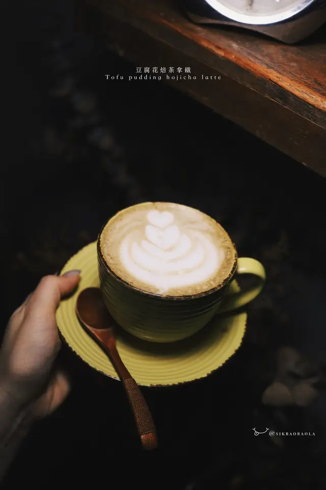 焙茶味道濃郁，底部有豆腐花，滿特別！