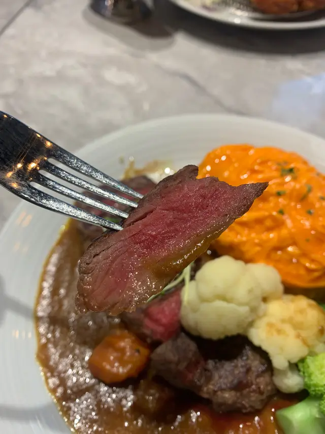 日式咖喱紐西蘭西冷蛋包飯 配 時令蔬菜