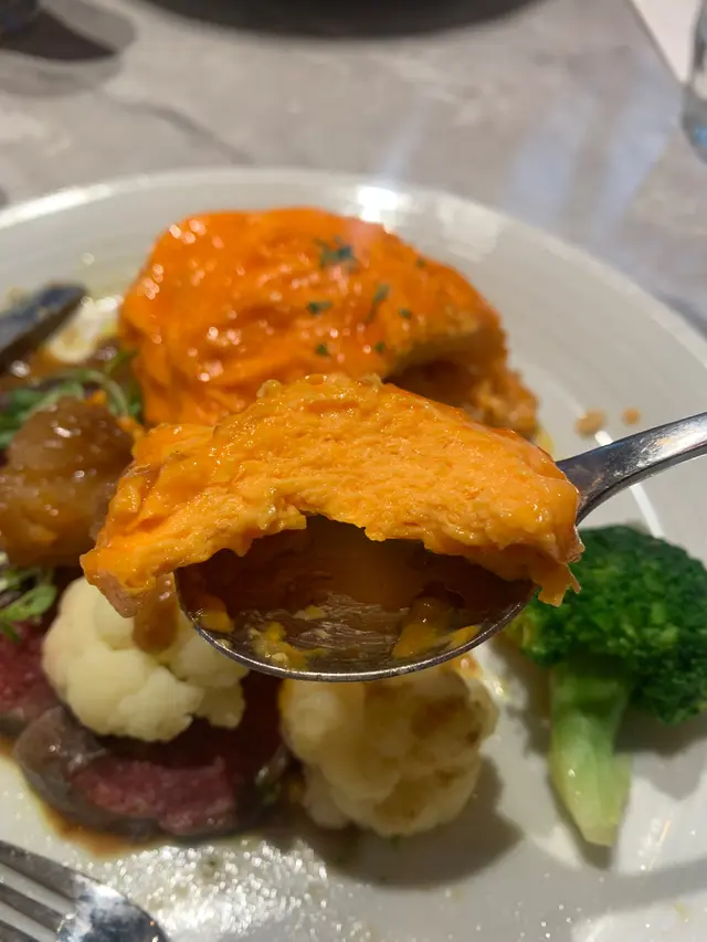 日式咖喱吉列蝦拼帶子蛋包飯 配 雜菜沙律