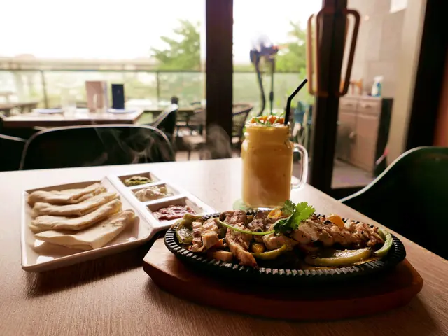 惹味烤雞軟薄餅卷