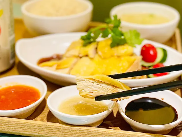 配合埋三款正宗海南雞嘅醬（辣椒蒜蓉，薑蔥，黑豉油）， 款款滋味