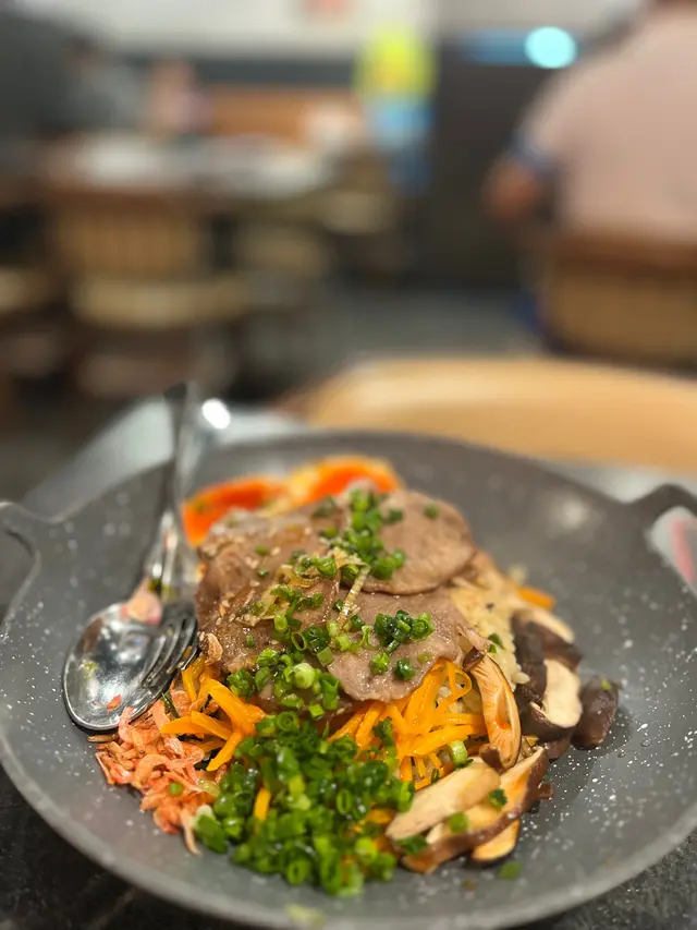 ▶️鹽蔥燒牛舌盛丼呢個非常之好食,用泡菜炒過飯底,唔乾唔濕,啱啱好栽培冬菇絲紅蘿蔔絲再加兩隻糖心蛋,上面有幾快牛舌好簿超好食! 回頭率🈵🈵🈵🈵🈵