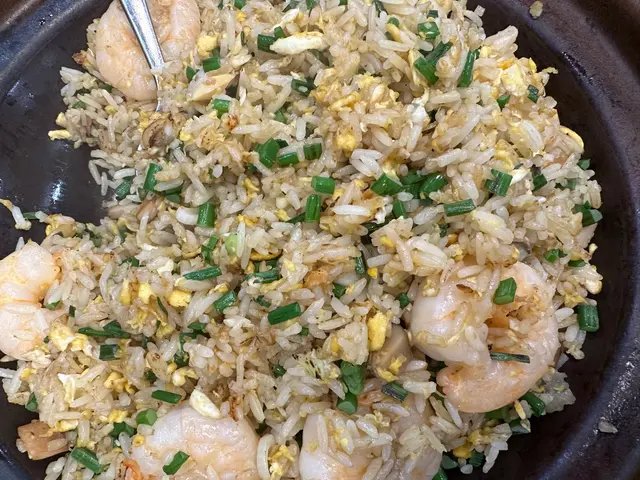 炒飯夠乾身香口  蝦夠爽彈    仲配上蜆肉帶返小小鮮味  仲要勁多炒飯的絕配蔥 花🤤但係如果唔中意食蔥的朋友就落單個時叫侍應走蔥花