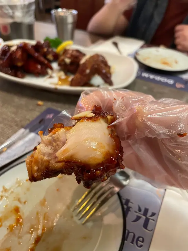 食炸雞係必須既! 而且一定要叫有骨! 我試過無骨同有骨,無骨相當係無咁juicy,而且有骨食落都有感覺D!!!
今次我地半半炸雞,食左佢甜辣口味同醬油蒜味炸雞
新鮮炸起的炸雞,一上枱我地就迫不及待戴手套食,點知! 熱到拎唔起 XD
炸雞炸得相當好,夠乾身夠脆,而且唔會有過多炸粉。而咬落去,肉汁爆發,肉質好又嫩滑,名副其實外脆內嫩!