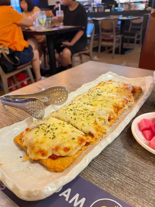 係泡菜同少少既蘑菇同煙肉🍕
點知呢一層就出曬事,咸到我D朋友食左一半就唔食,
飲左3-4杯水都搞唔掂….