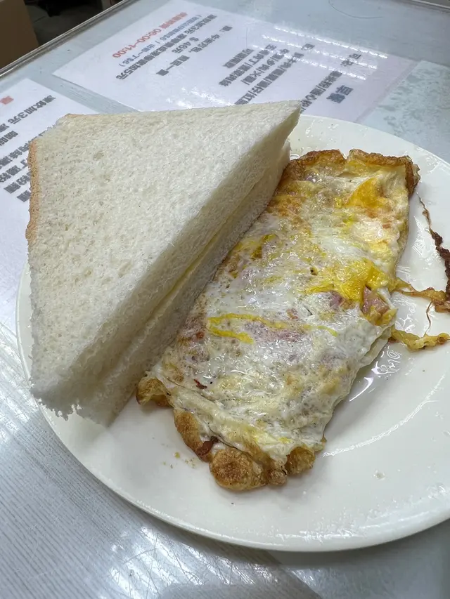 牛油方包及火腿奄列