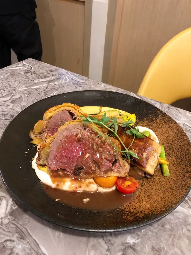 香煎鴨肝 配威靈頓牛柳