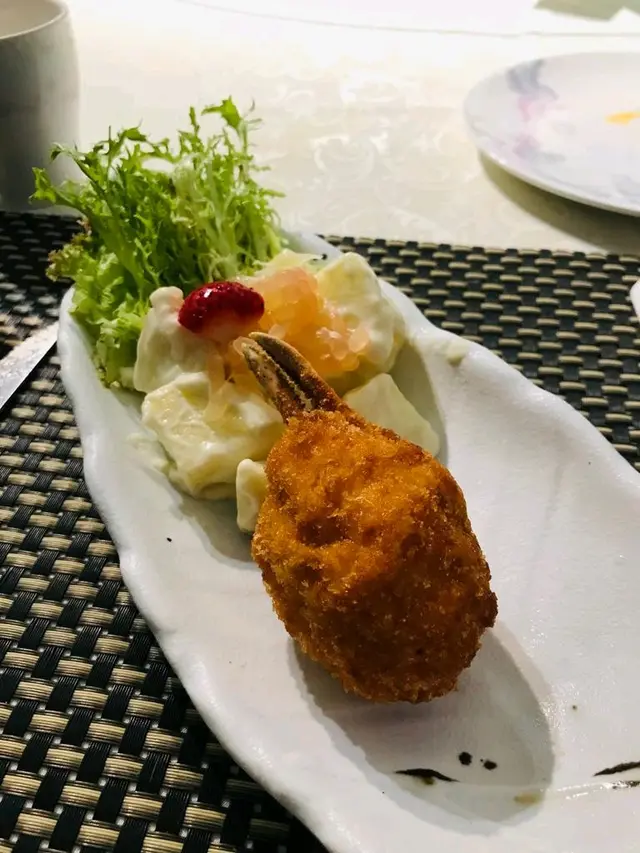 炸松葉蟹鉗配柚子雜果沙律