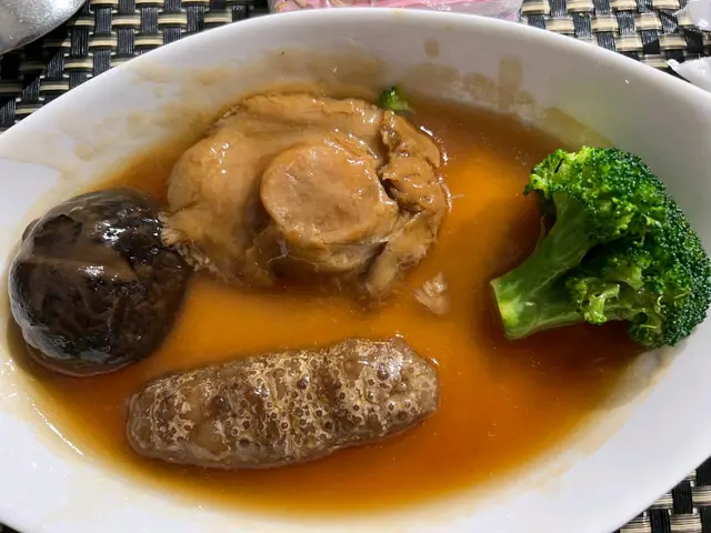 蠔皇南非28頭乾鮑扣澳洲海參鵝掌/花菇 - 第一碟