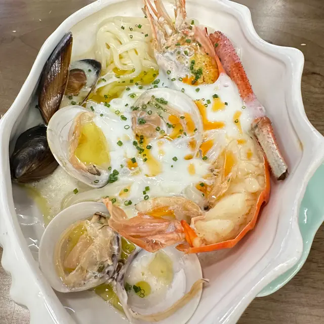 雞油花雕蛋白蒸大頭蝦海鮮拌烏冬