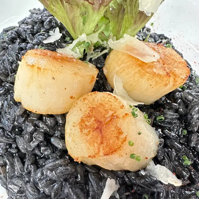 香煎北海道帆立貝墨魚汁意大利飯