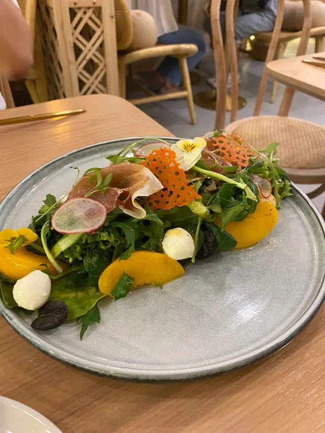 蜜桃巴馬火腿水牛芝士沙律伴蜜桃油醋汁