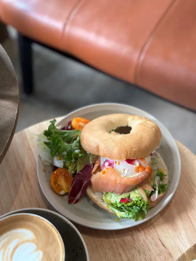 煙三文魚牛油果溫泉蛋芥末忌廉貝果