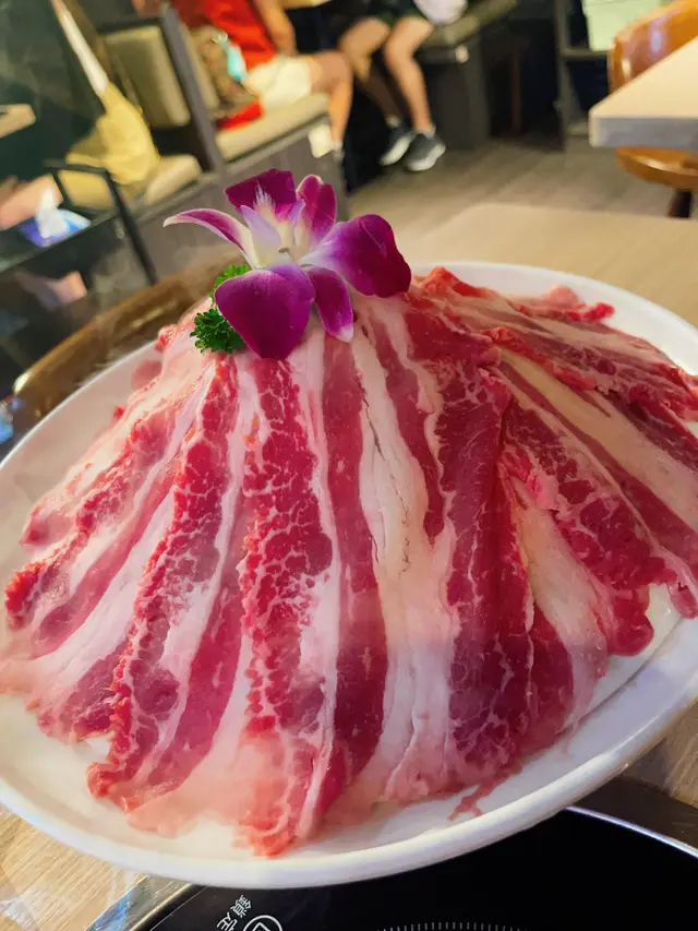 不得不讚呢間舖頭嘅plating，佢用一個非常特別嘅碟，上面鋪滿左安格斯板眼，下面再放咗少少乾冰，送上嚟嘅時候，真係眼前一亮，驚喜十足。😳 講返主角，好少見套餐配既牛都用咁靚既，牛板腱🐄，牛板腱是牛肩胛部位的肉，因為這個部位經常運動，所以脂肪較少，有咬口、肉味濃郁，而佢中間有一根透明的嫩筋，嫩中帶爽口。放入鍋中50秒左右就剛剛好，我同我朋友爭住黎食😆